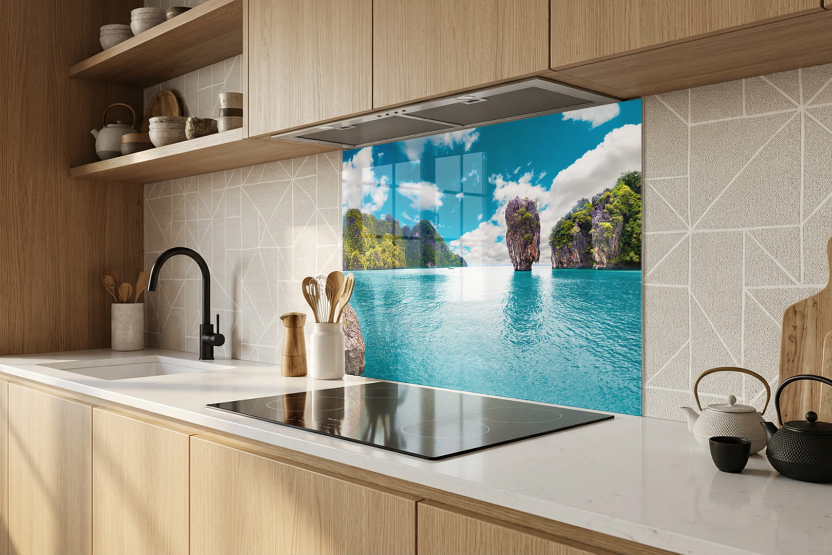 Moderne Küche mit hellen Holzschränken und weißen Arbeitsplatten, deren Fliesenspiegel mit einem tropischen Meeresmotiv bedruckt ist, das blaues Wasser, felsige Inseln und einen teilweise bewölkten Himmel zeigt.