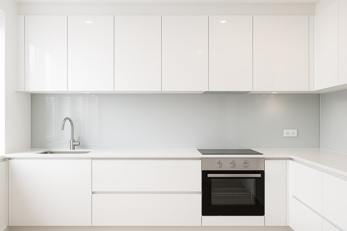 Minimalistische weiße Küche mit einer Küchenrückwand aus Glas in RAL 7035 Lichtgrau von glasposter.com.