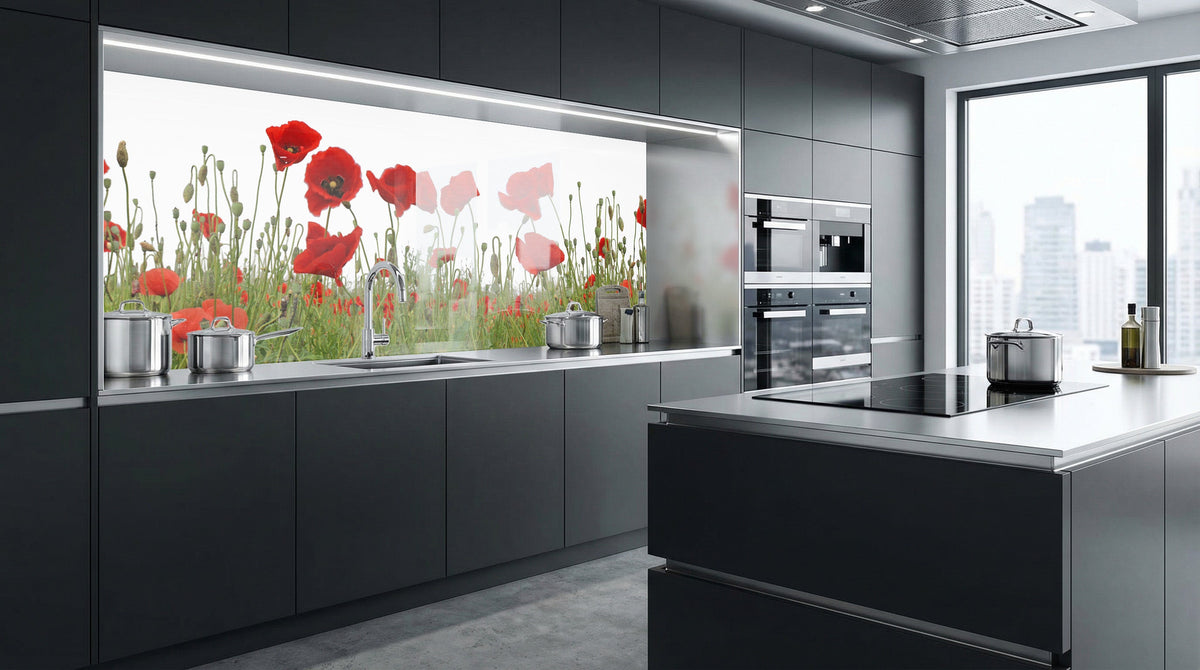 Moderne Küche mit grauen Schränken und einer Küchenrückwand – „Mohnblüten auf Wiese“ von glasposter.com.