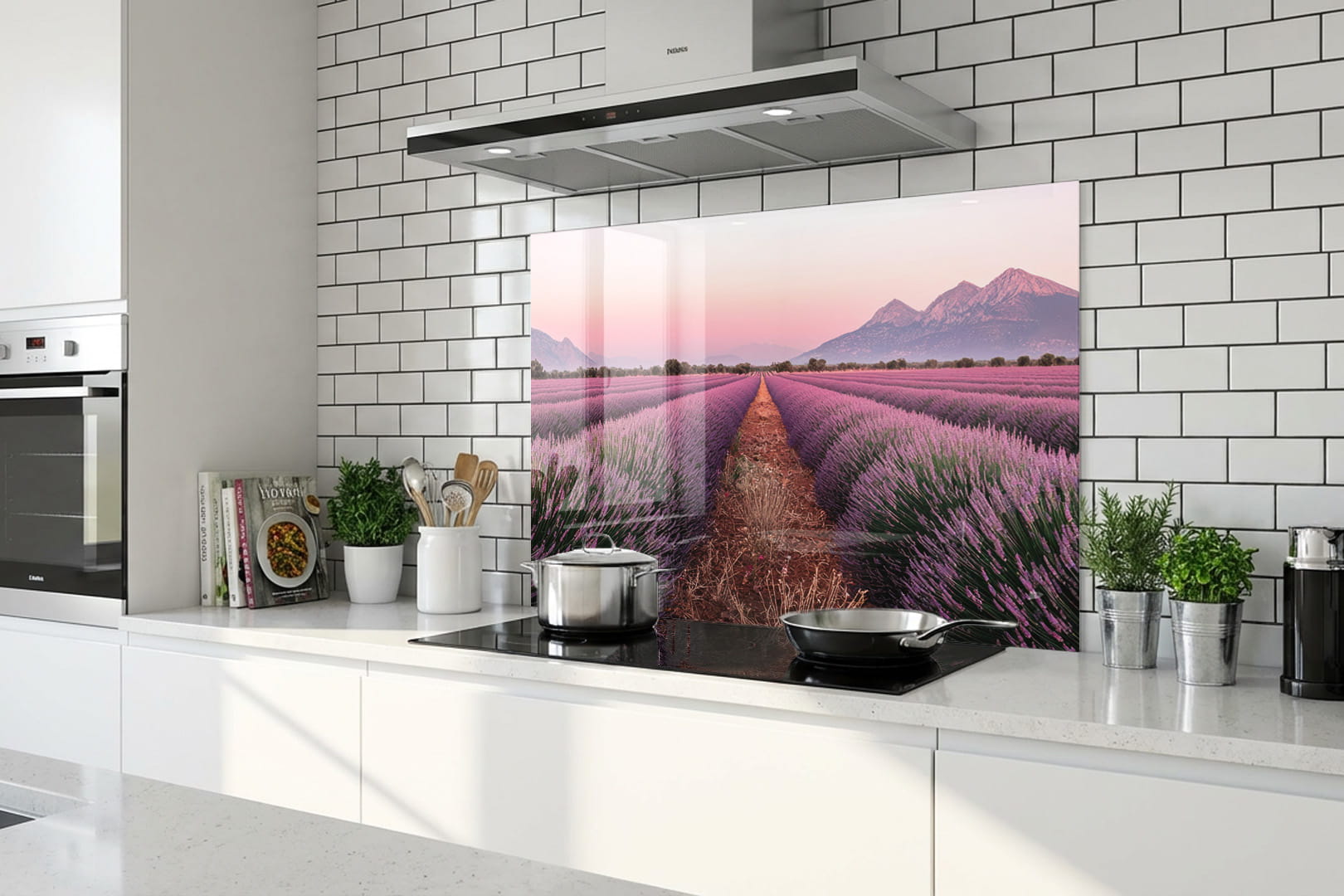 Moderne Küche mit weißen Fliesen; der Glasposter „Spritzschutz – Lavendelfeld“ bringt Farbe in den Bereich hinter dem Herd.