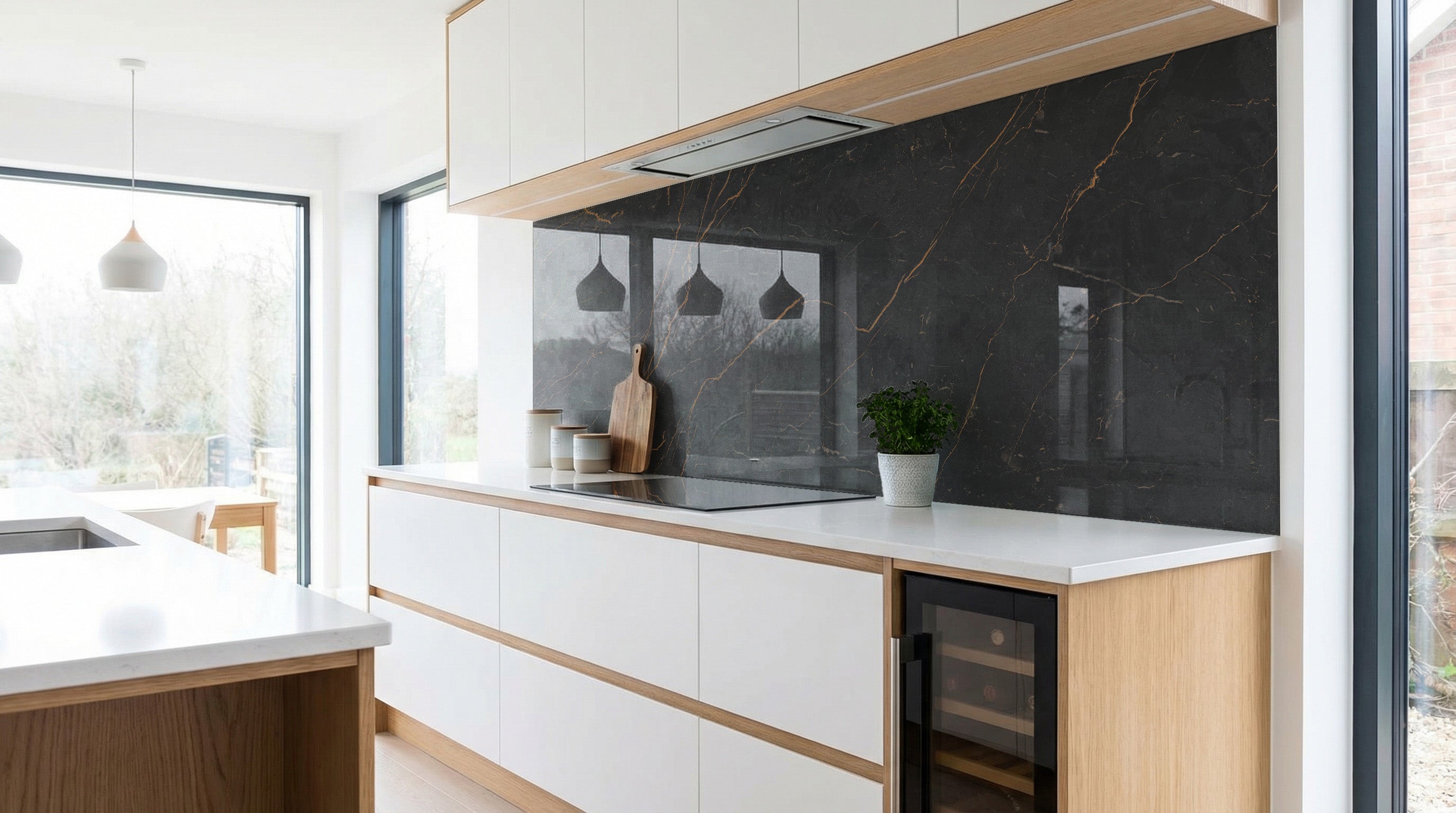 Moderne Küche mit weißen Schränken, Küchenrückwand – Marmor mit schwarz-goldenen Adern von glasposter.com.