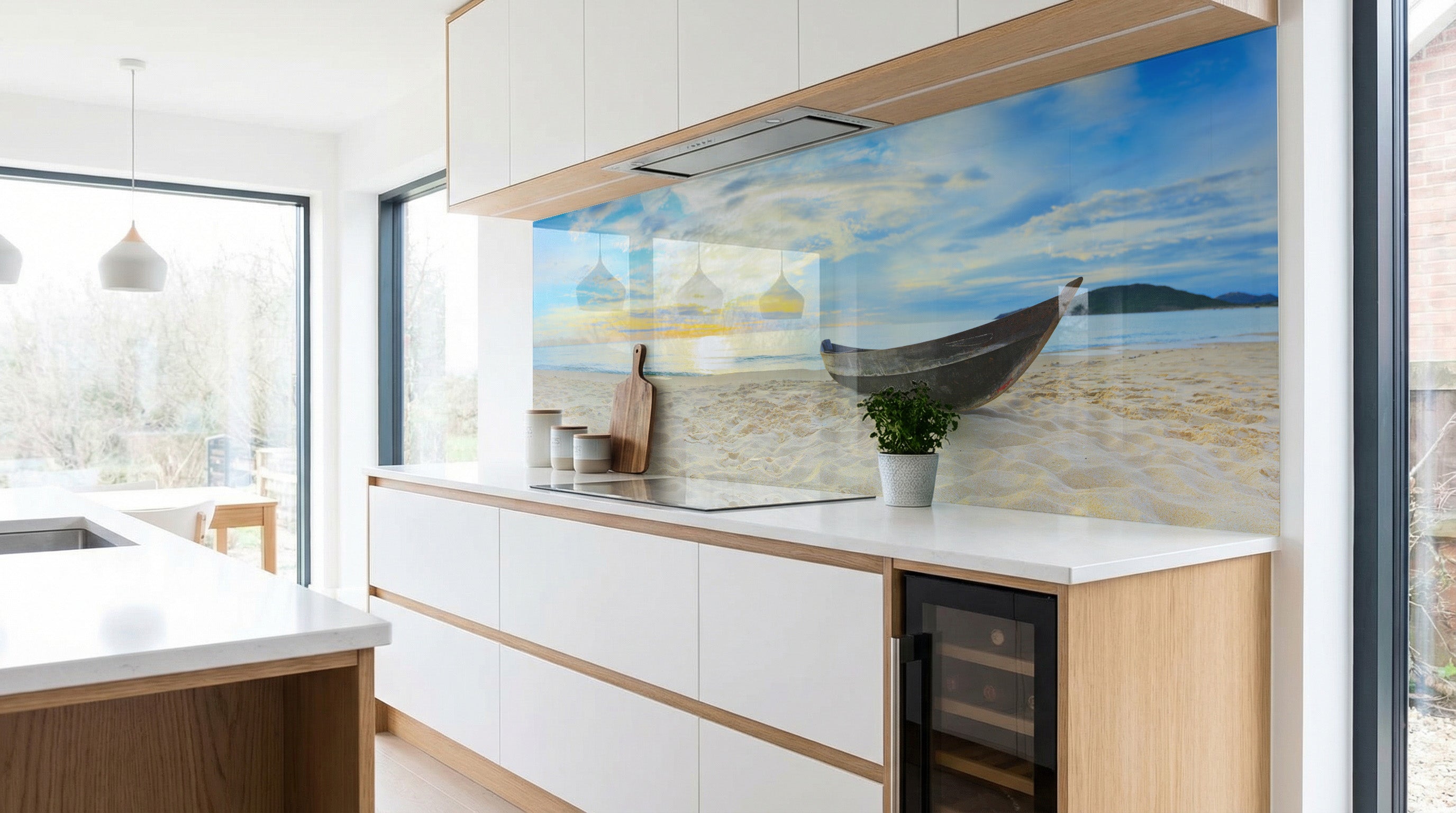 Moderne Küche mit weißen Schränken und einer Küchenrückwand von glasposter.com – „Boot am Strand“ Spritzschutz.