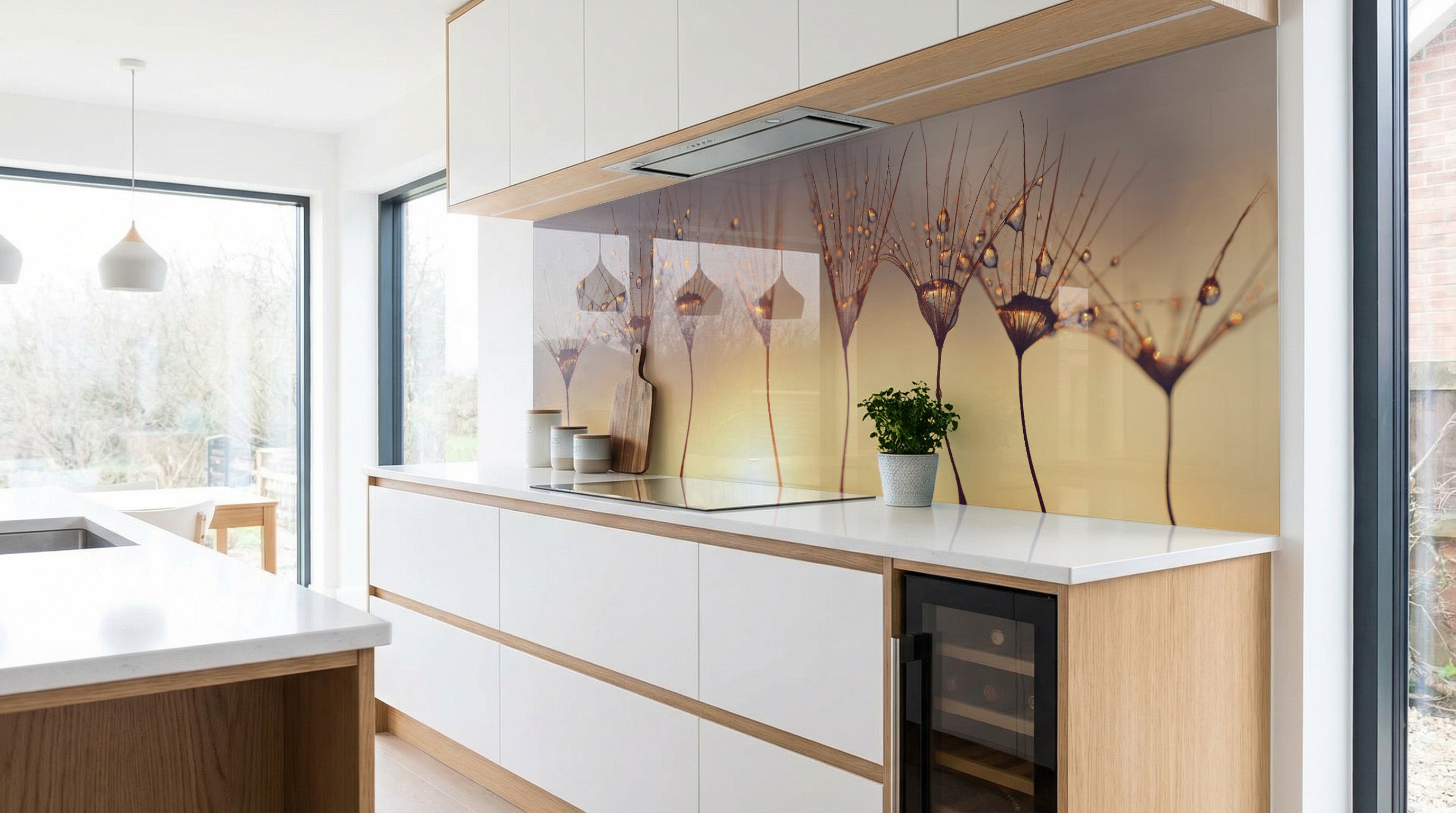 Moderne Küche mit weißen Schränken und einer Küchenrückwand – „Pusteblumen“ von glasposter.com.