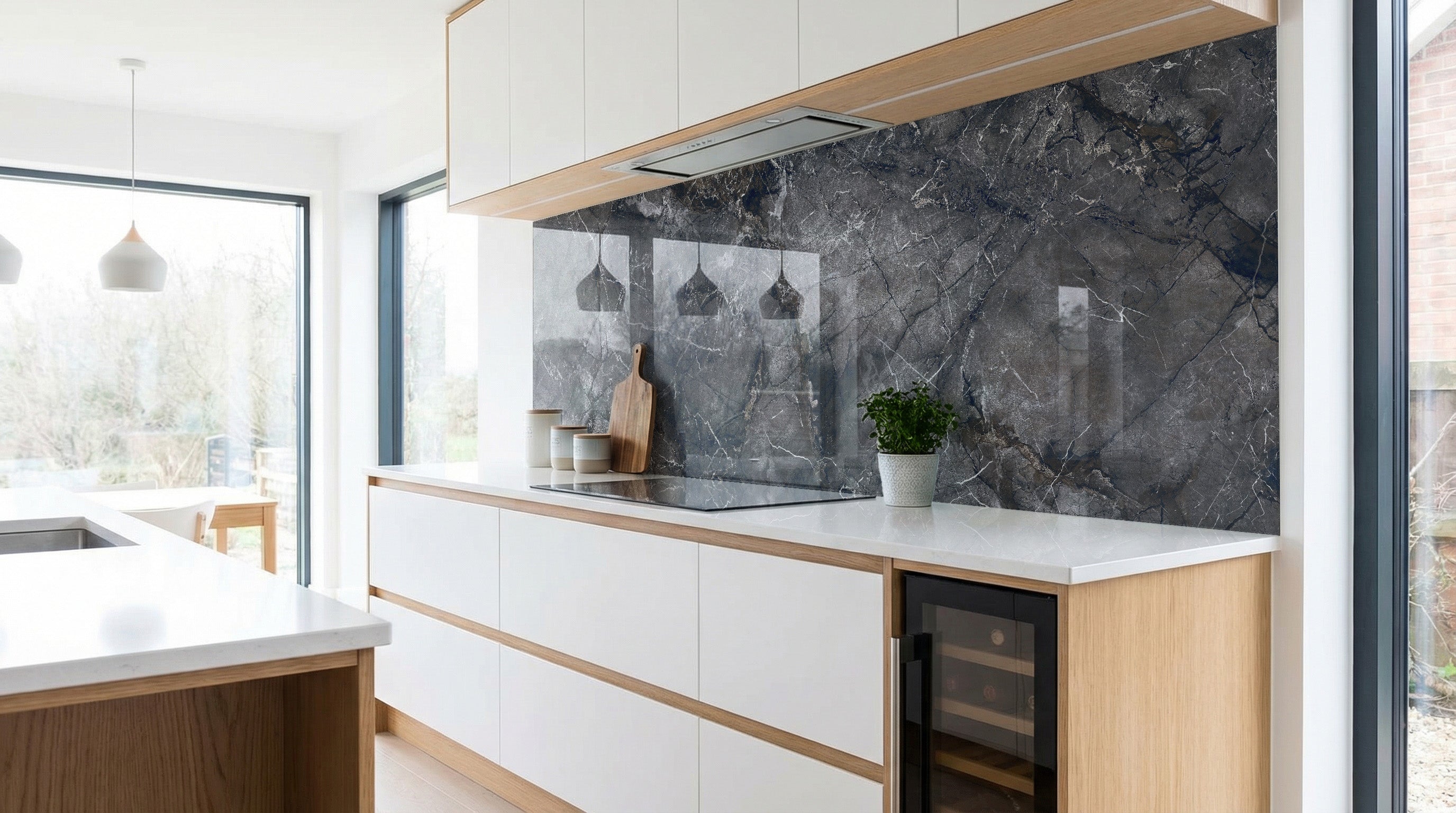Moderne Küche mit weißen Schränken, Holzakzenten, einer Küchenrückwand von glassposter.com, einem Weinkühlschrank und einer Pflanze.