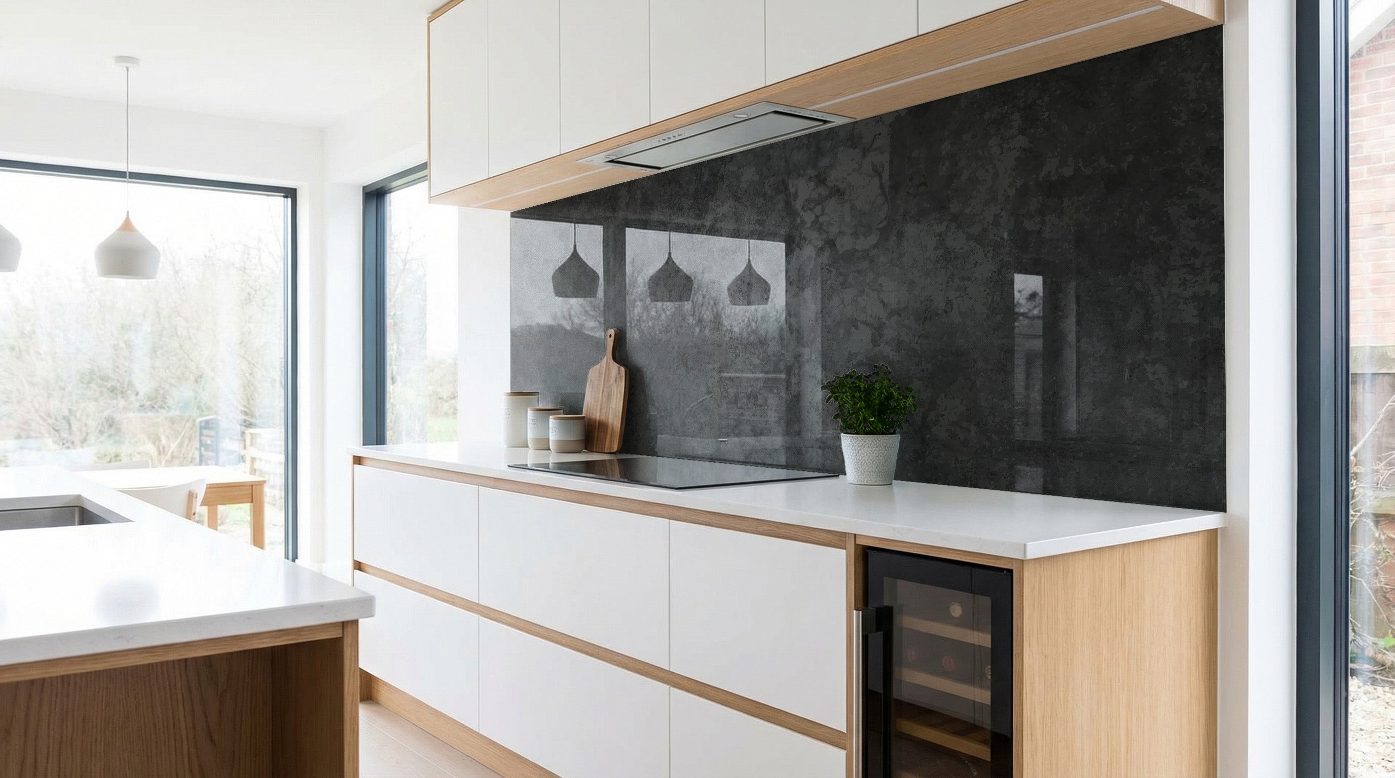 Moderne Küche mit weißen Schränken, Küchenrückwand in dunkler Stein-Marmor-Optik von glasposter.com.