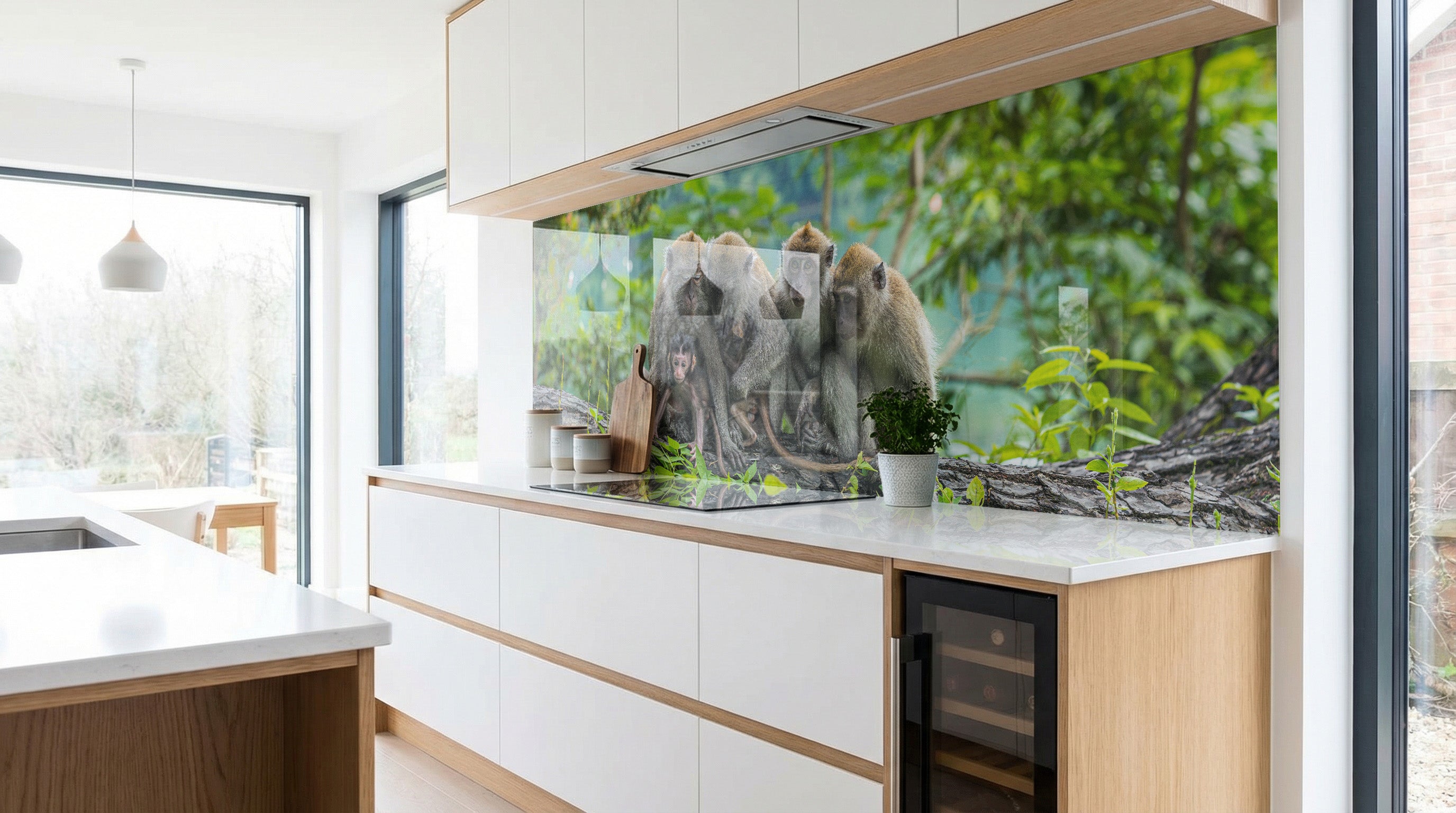 Moderne Küche mit einer Küchenrückwand von glasposter.com – Wandbild „Drei Affen im Dschungel“.