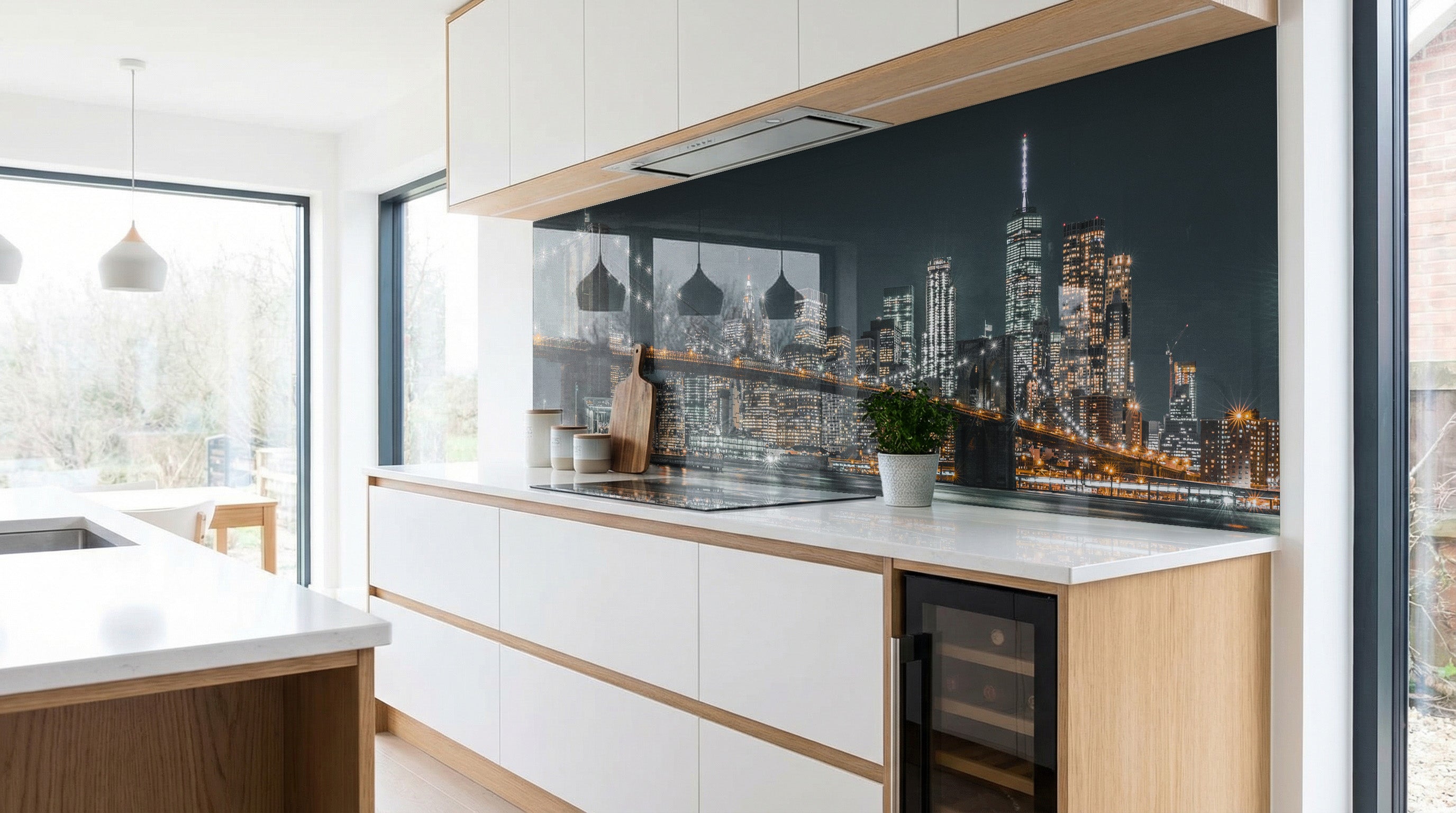 Moderne Küche mit weißen Schränken, Holzakzenten und einer Küchenrückwand „Night Skyline New York“ von glasposter.com.