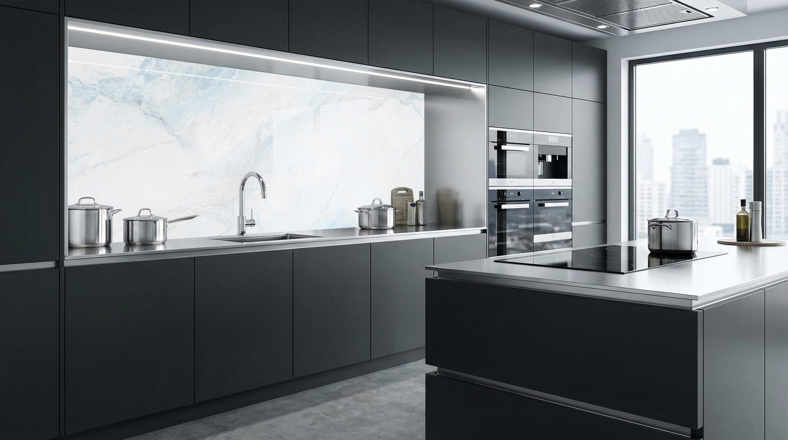 Moderne Küche mit dunklen Schränken, Küchenrückwand – Weiß-blauer Marmor von glasposter.com, Stadtansicht.