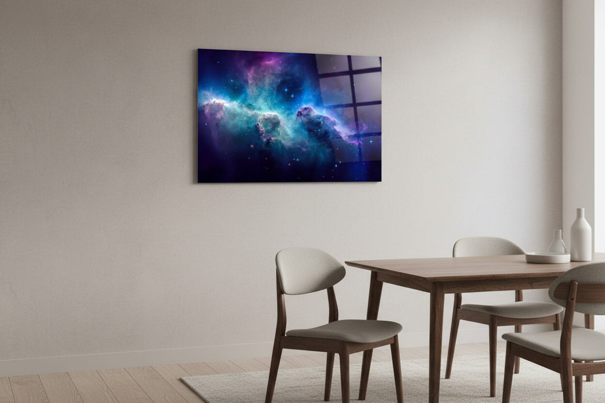 Esszimmer mit drei Stühlen, einem Holztisch und einem Glasbild mit dem Titel „Kosmischer Nebel“ an der Wand.