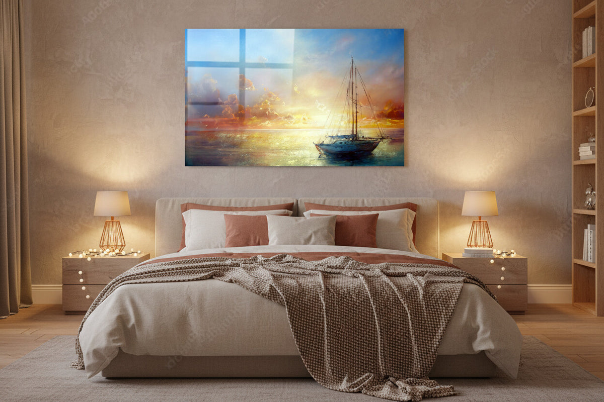 Gemütliches Schlafzimmer mit Bett, Nachttischlampen und dem Glasbild „Segelboot bei Sonnenuntergang“ an der Wand.