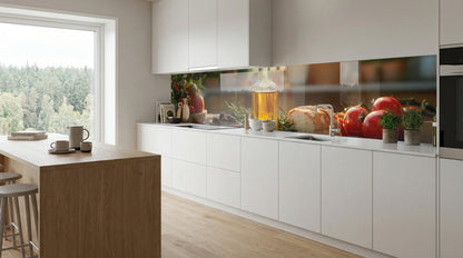 Moderne weiße Küche mit Holzakzenten, großem Fenster und einer Küchenrückwand „Mediterrane Tomaten“ von glasposter.com.