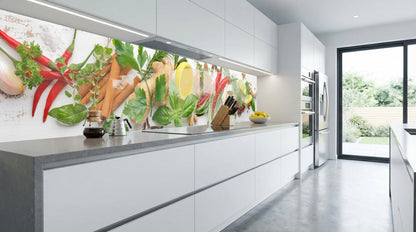 Moderne weiße Küche mit einer Küchenrückwand „Kräuter & Gewürze“ von glasposter.com und Blick auf den Garten.