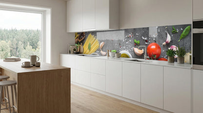 Moderne Küche mit Küchenrückwand – „Italienische Zutaten“ von glasposter.com, großes Fenster, Kücheninsel aus Holz.