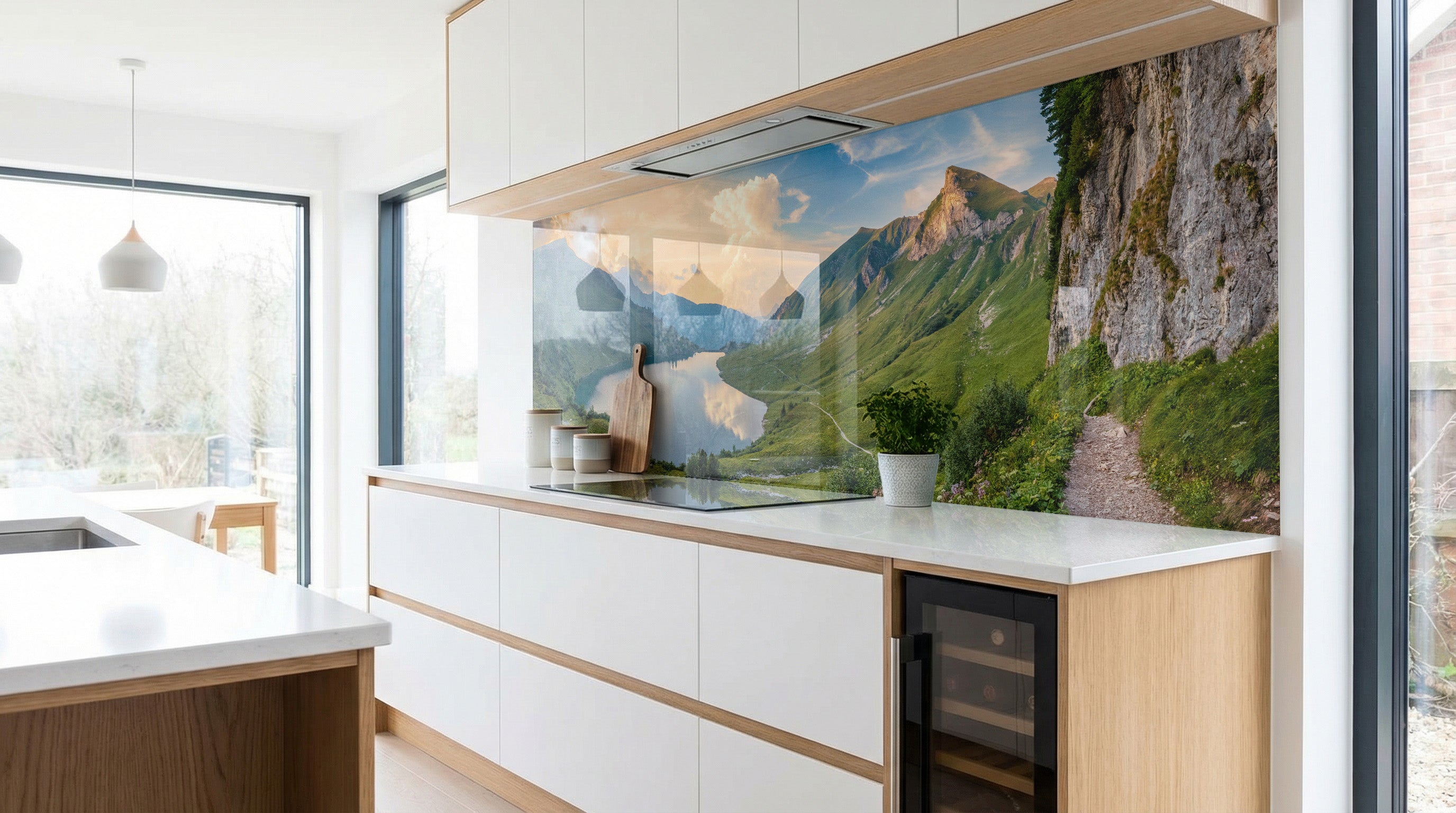 Moderne Küche mit weißen Schränken und einer Küchenrückwand „Alpen Berg Landschaftspfad“ von glasposter.com.