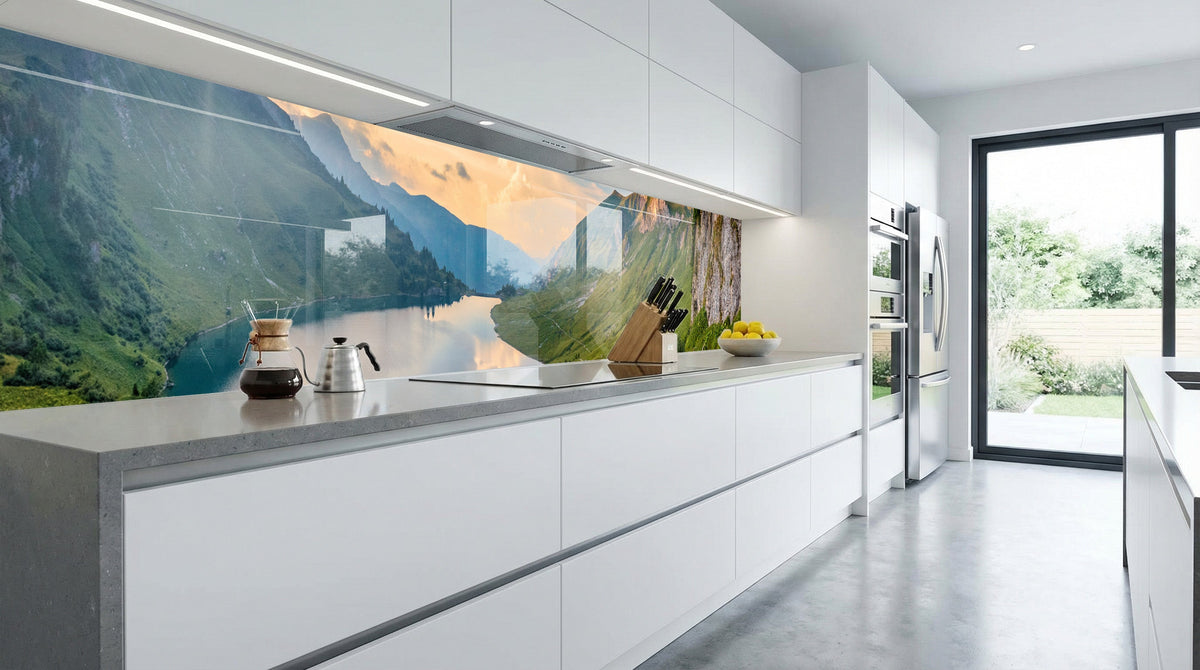 Moderne weiße Küche mit der Küchenrückwand „Alpen Berg Landschaftspfad“ von glasposter.com als Blickfang.