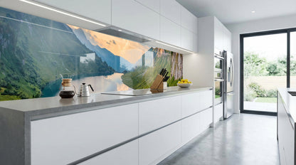 Moderne weiße Küche mit der Küchenrückwand „Alpen Berg Landschaftspfad“ von glasposter.com als Blickfang.