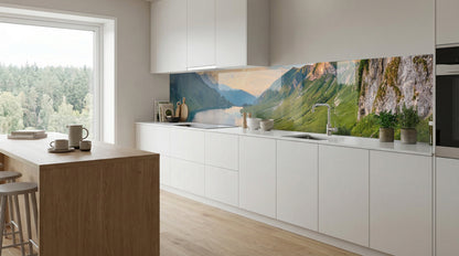 Moderne weiße Küche mit einer Kücheninsel aus Holz und einer Küchenrückwand von glasposter.com (Alpen Berg).