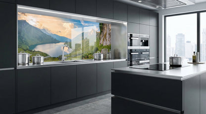 Moderne Küche mit dunklen Schränken, einer Kücheninsel und einer Küchenrückwand von glasposter.com „Alpen Berg“ im Spülbereich.