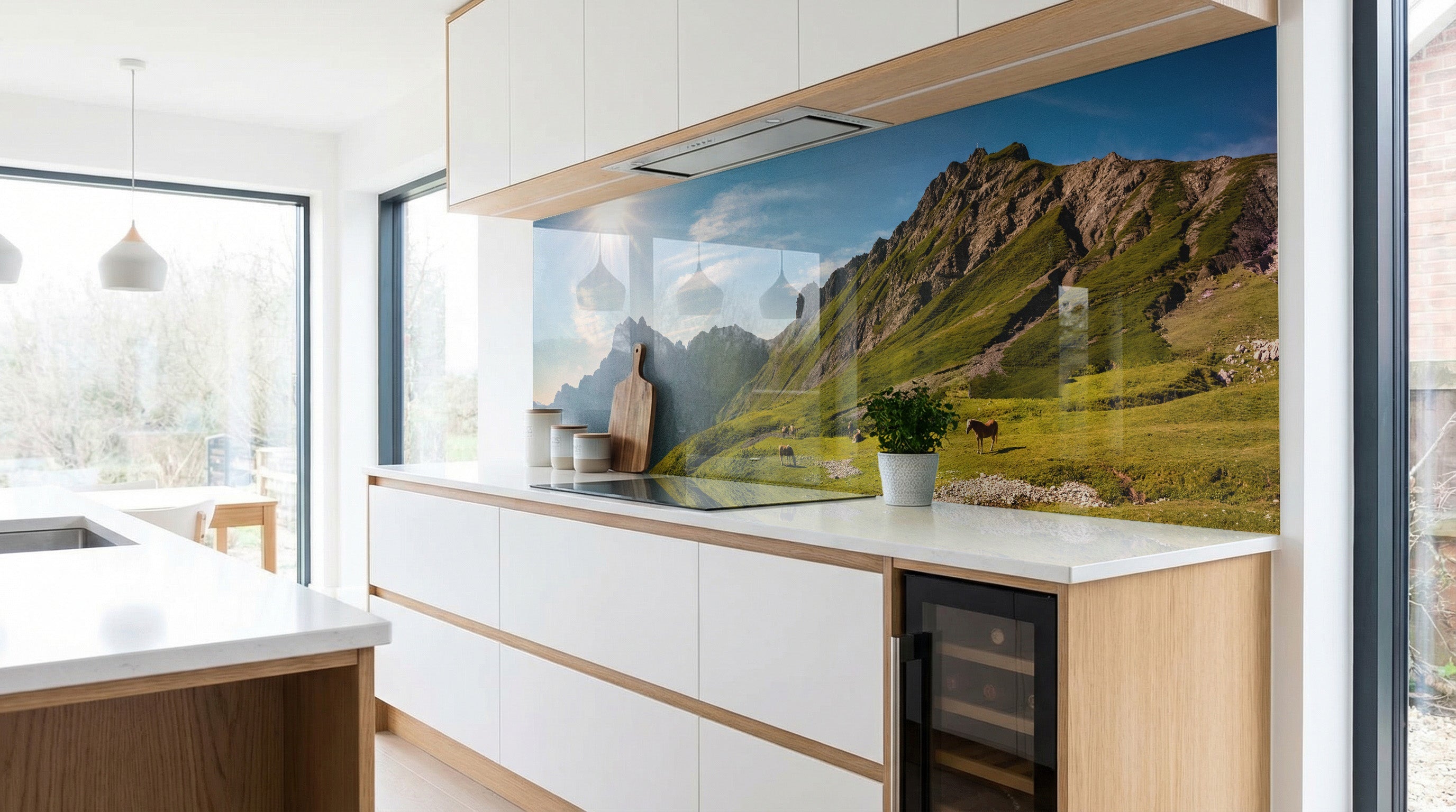 Moderne Küche mit weißen Schränken und einer farbenfrohen Küchenrückwand von glasposter.com mit Alpenpanorama.