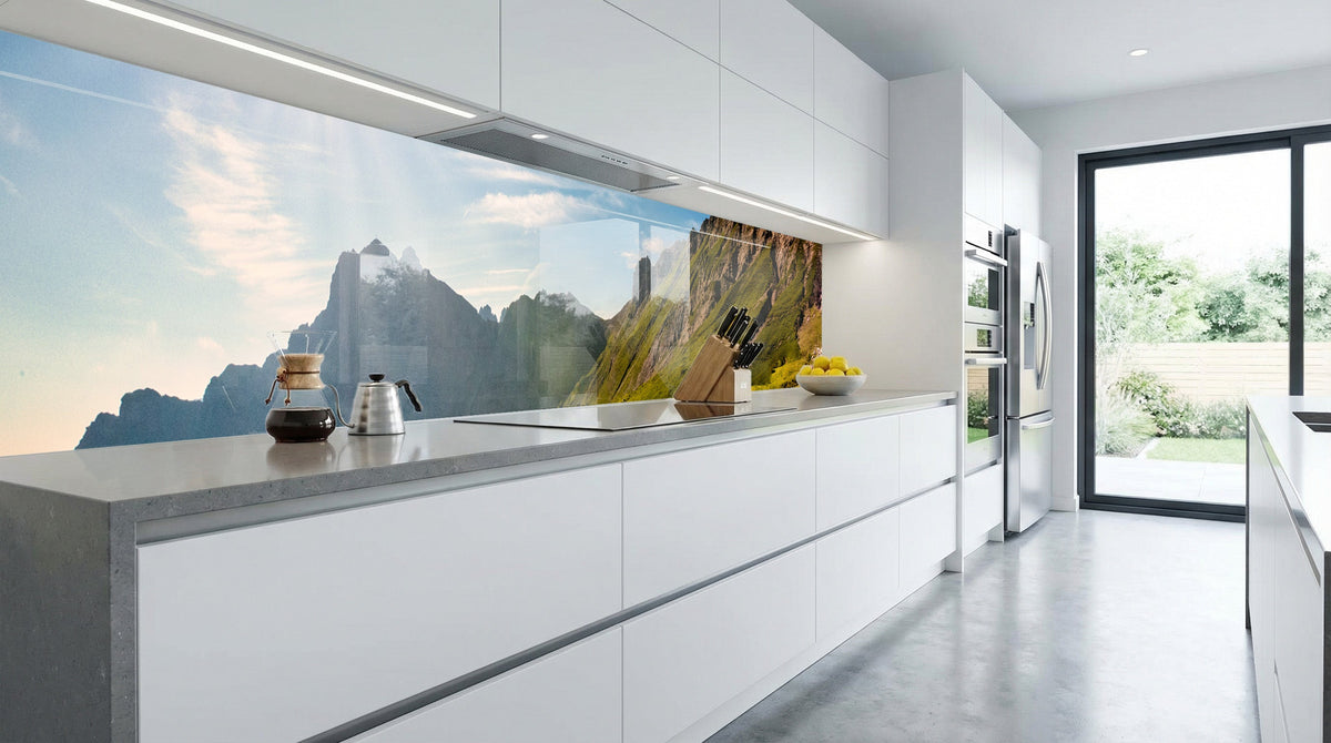 Moderne weiße Küche mit einer Küchenrückwand von glasposter.com mit Alpenpanorama, Weide und Pferd sowie Sonnenlicht.