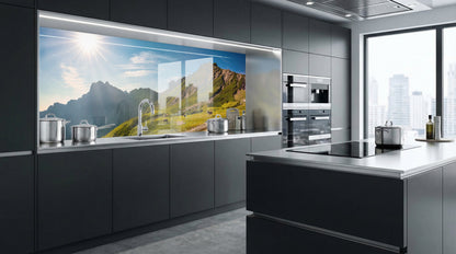 Moderne Küche mit grauen Schränken, Küchenrückwand „Alpenpanorama“ von glasposter.com, sonnig und hell.