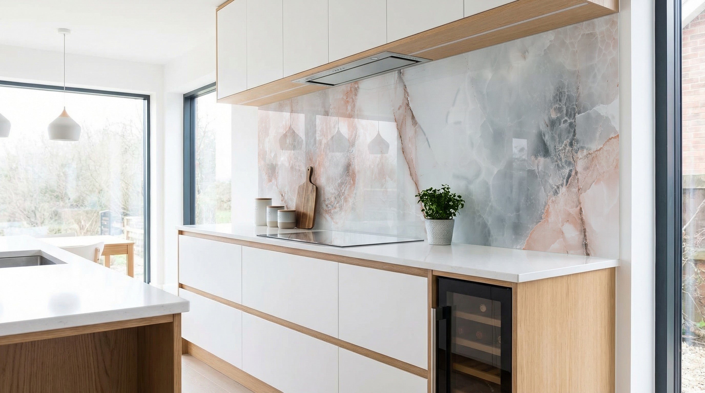 Moderne Küche mit weißen Schränken, Holzakzenten und einer Küchenrückwand – Marmor Graurosé, elegant.