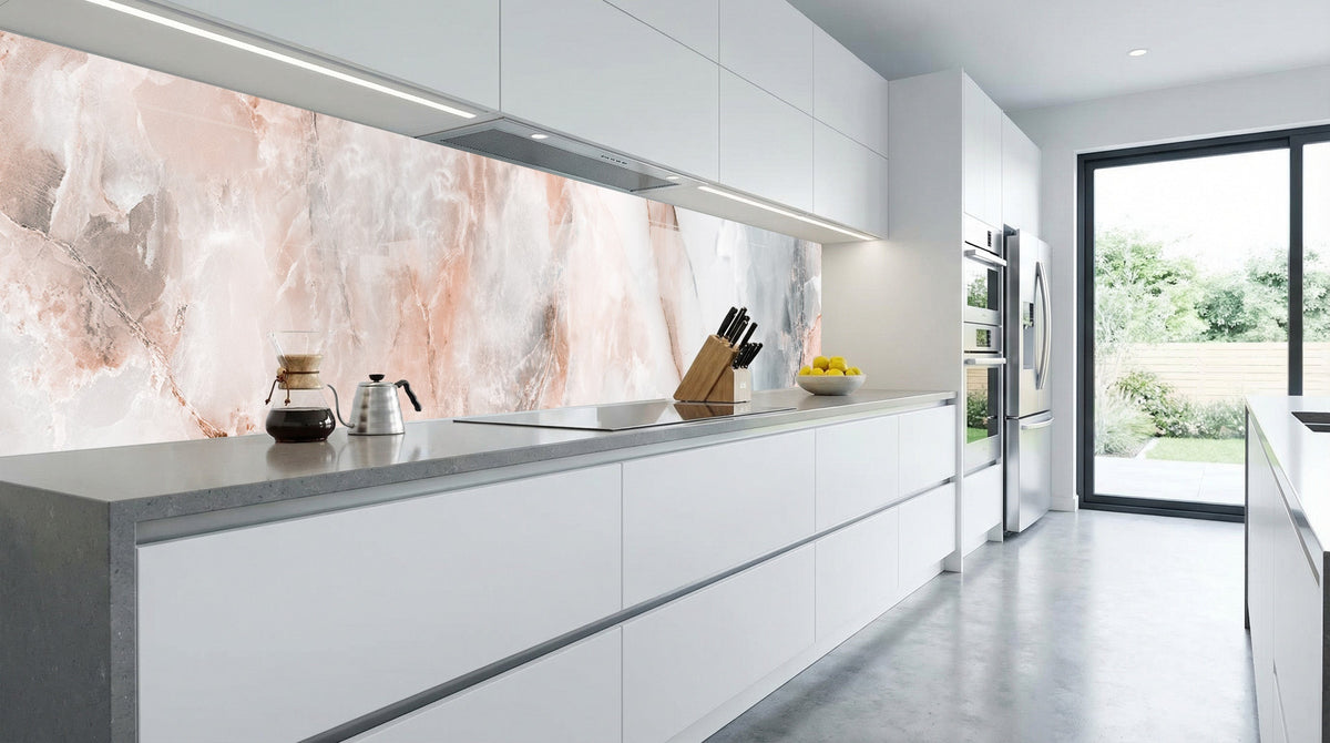 Diese moderne Küche verfügt über weiße Schränke und eine Küchenrückwand – Marmor Graurosé von glasposter.com.