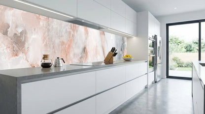 Diese moderne Küche verfügt über weiße Schränke und eine Küchenrückwand – Marmor Graurosé von glasposter.com.