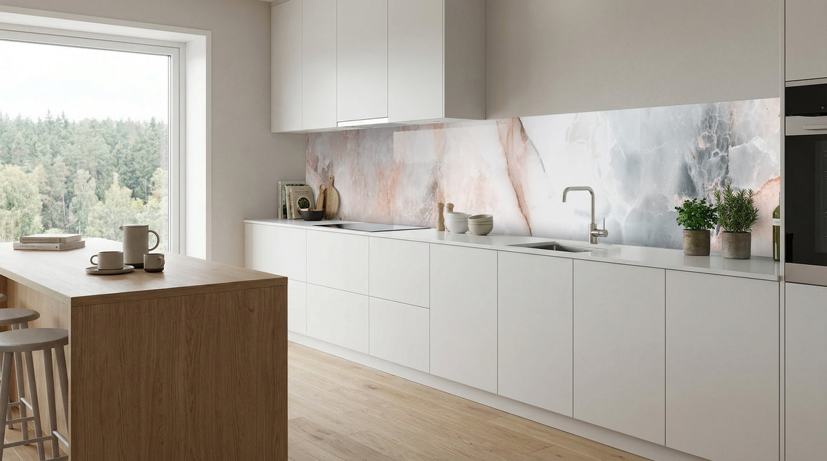Moderne weiße Küche mit Küchenrückwand – „Marmor Graurosé elegant“ von glasposter.com, Kochinsel, Barhocker.