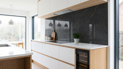 Moderne Küche mit weißen Schränken, Küchenrückwand – Marmor mit schwarz-goldenen Adern von glasposter.com.