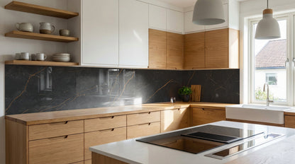 Moderne Küche mit Holzschränken, einer Küchenrückwand – Marmor Schwarz-Gold von glasposter.com – und Regalen.