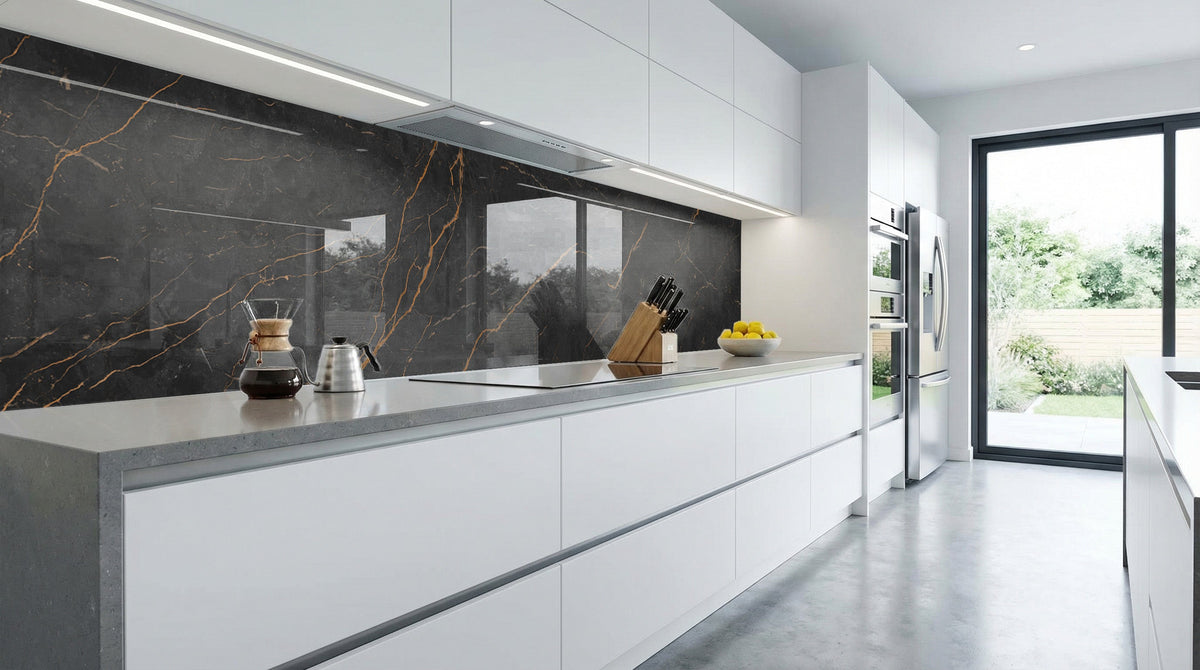 Moderne Küche mit weißen Schränken und einer Küchenrückwand aus Schwarz-Gold-Marmor von glasposter.com.