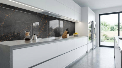 Moderne Küche mit weißen Schränken und einer Küchenrückwand aus Schwarz-Gold-Marmor von glasposter.com.