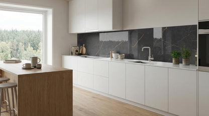 Moderne weiße Küche mit Kücheninsel aus Holz, glasposter.com Marmor Schwarz-Gold Küchenrückwand, Blick ins Waldgebiet.