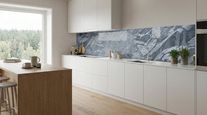Moderne Küche mit weißen Schränken, Holzakzenten und einer „Granit Grau Felswand“ von glasposter.com.