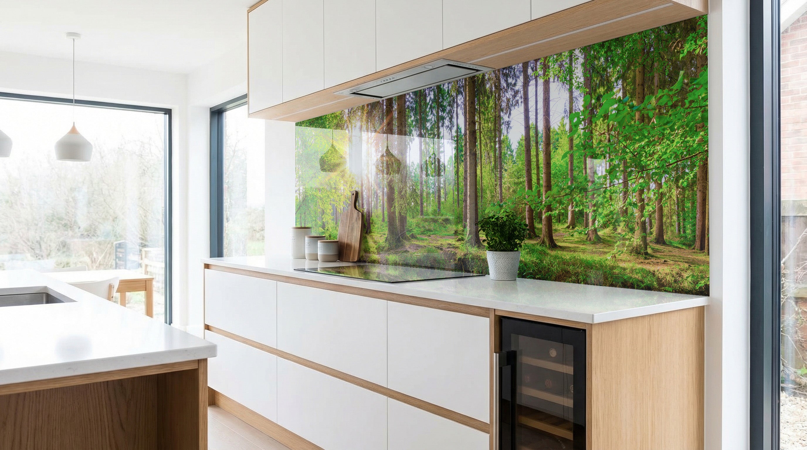 Moderne Küche mit weißen Schränken und einem leuchtenden „Waldlichtung Grün Buchenwald“ von glasposter.com.