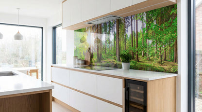 Moderne Küche mit weißen Schränken und einem leuchtenden „Waldlichtung Grün Buchenwald“ von glasposter.com.
