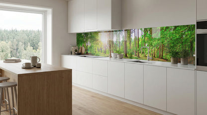 Moderne weiße Küche mit Kochinsel, großem Fenster und dem Motiv „Waldlichtung Grün Buchenwald“ von glasposter.com.