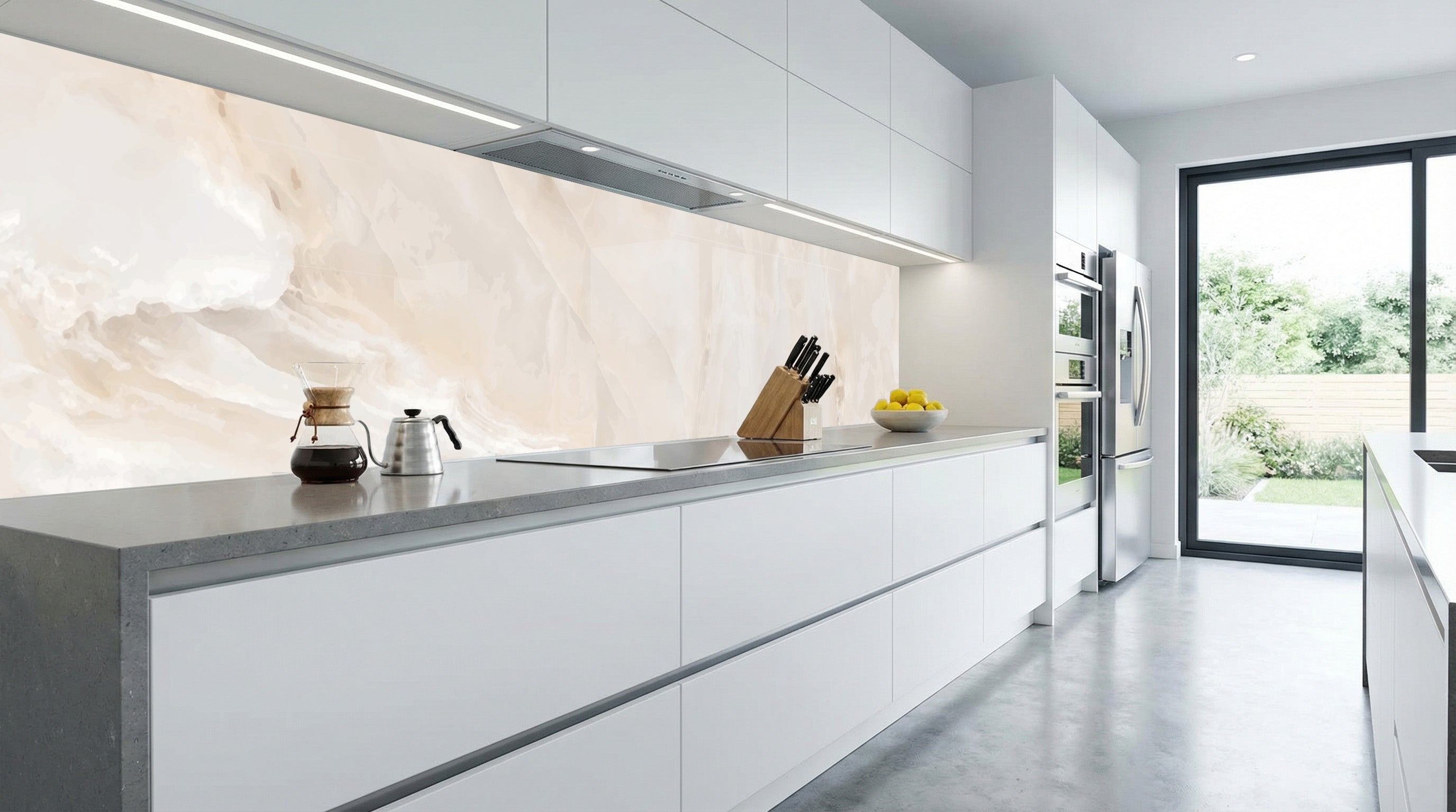 Moderne weiße Küche mit Küchenrückwand – Marmor-Optik Grau-Beige von glasposter.com und Blick in den Garten.