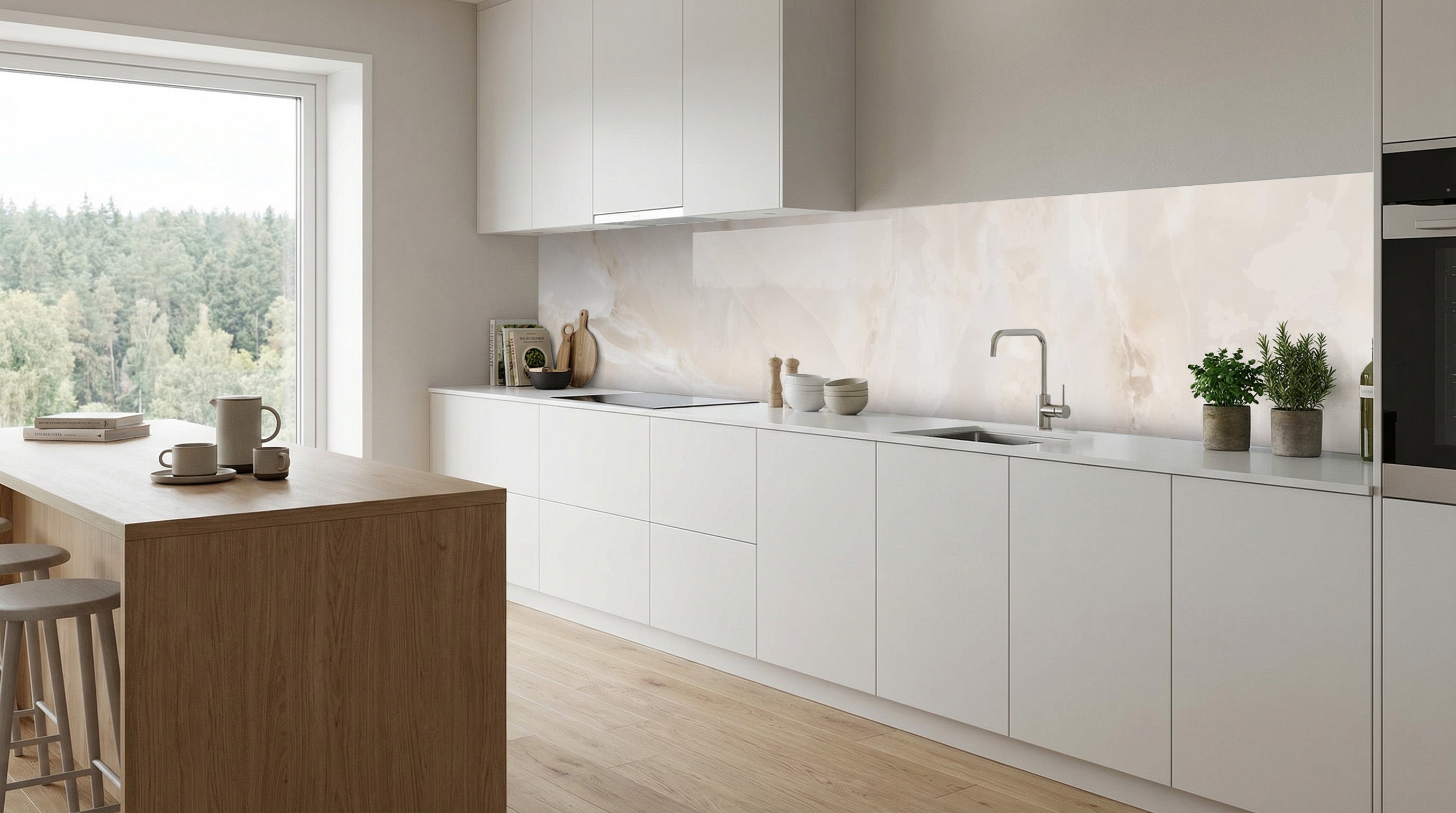 Moderne Küche: weiße Schränke, Kücheninsel aus Holz und eine Küchenrückwand in Marmor-Optik Grau-Beige von glasposter.com.