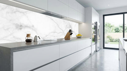 Moderne weiße Küche mit einer Küchenrückwand von glasposter.com – „Marmor Weiß Grau Adern“ – und Blick in den Garten.