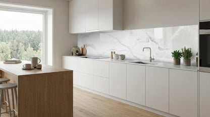 Moderne Küche: weiße Schränke, Holzboden, Kücheninsel, Spritzschutz in Marmoroptik von glasposter.com.
