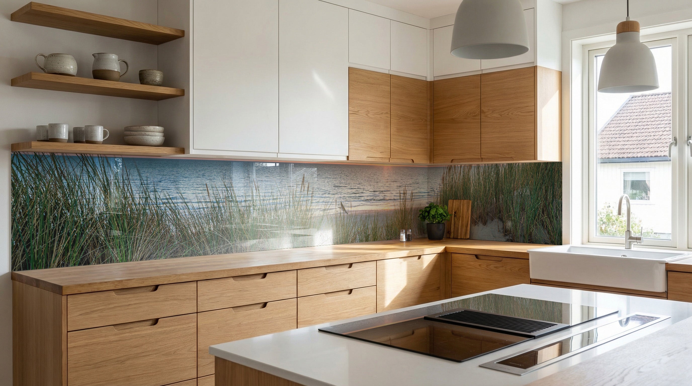 Moderne Küche mit Holzschränken, glasposter.com-Fliesenwand – Dünenlandschaft, Sonnenuntergang am Strand.