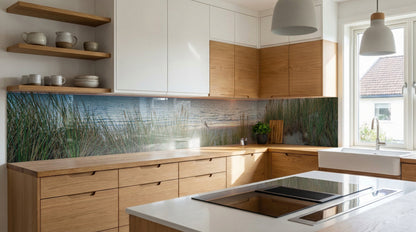 Moderne Küche mit Holzschränken, glasposter.com-Fliesenwand – Dünenlandschaft, Sonnenuntergang am Strand.