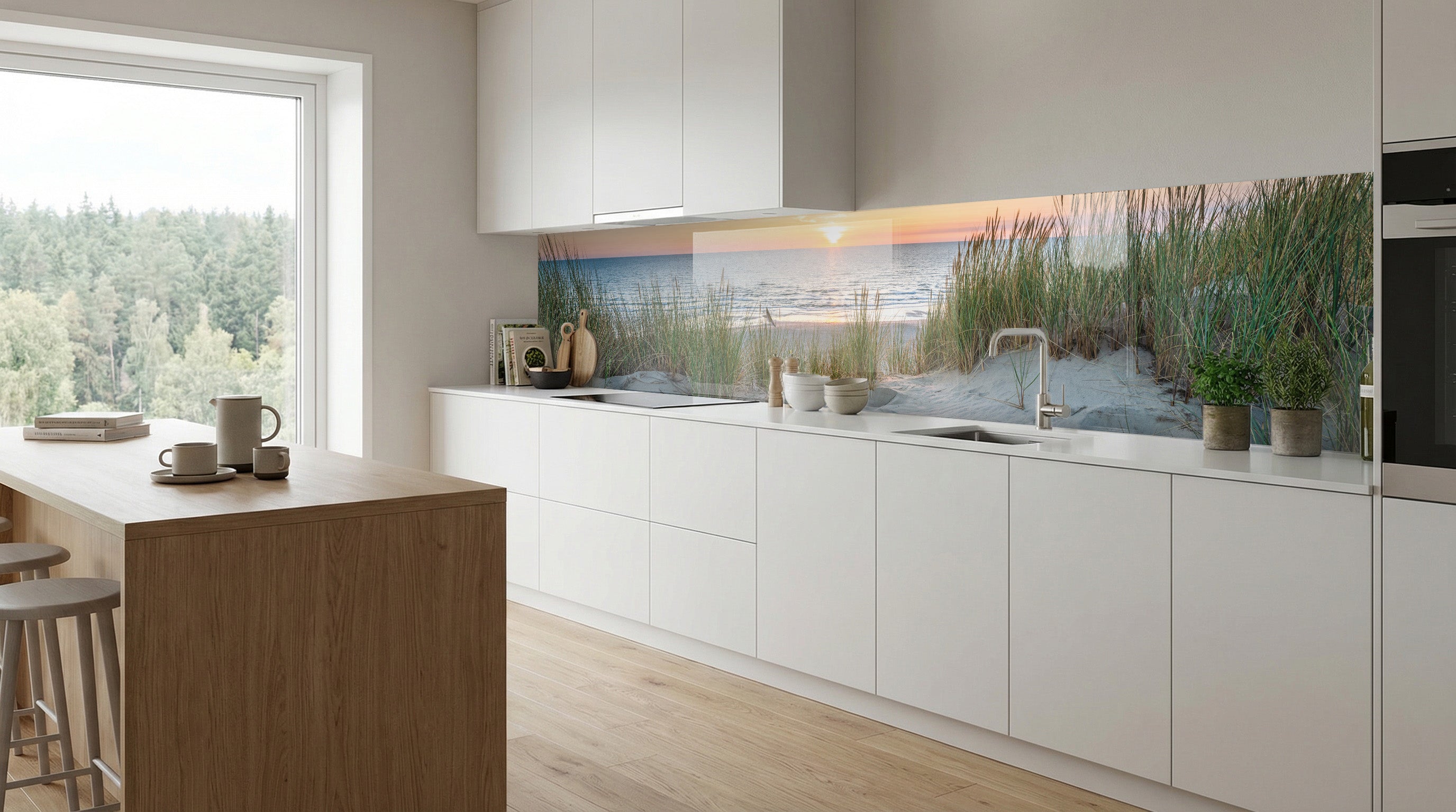 Moderne weiße Küche mit Holzakzenten und einer Küchenrückwand „Dünenlandschaft Sonnenuntergang“ von glasposter.com.