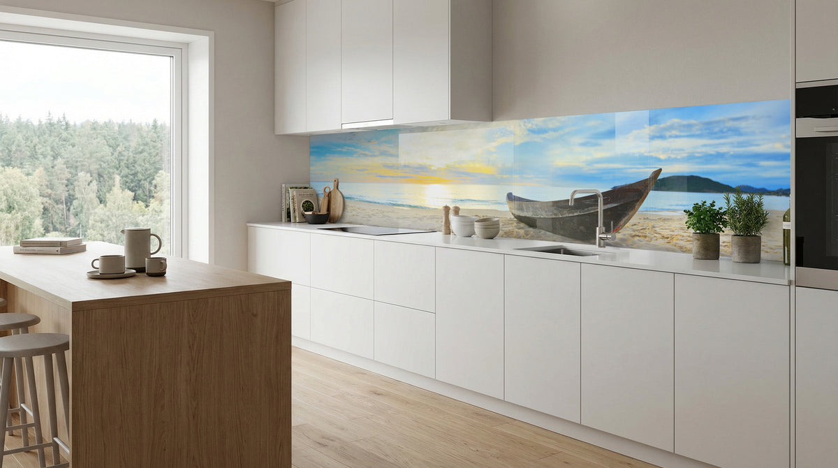 Moderne weiße Küche mit einer Küchenrückwand von glasposter.com „Boot am Strand“, großem Fenster und Barhockern an der Kücheninsel.