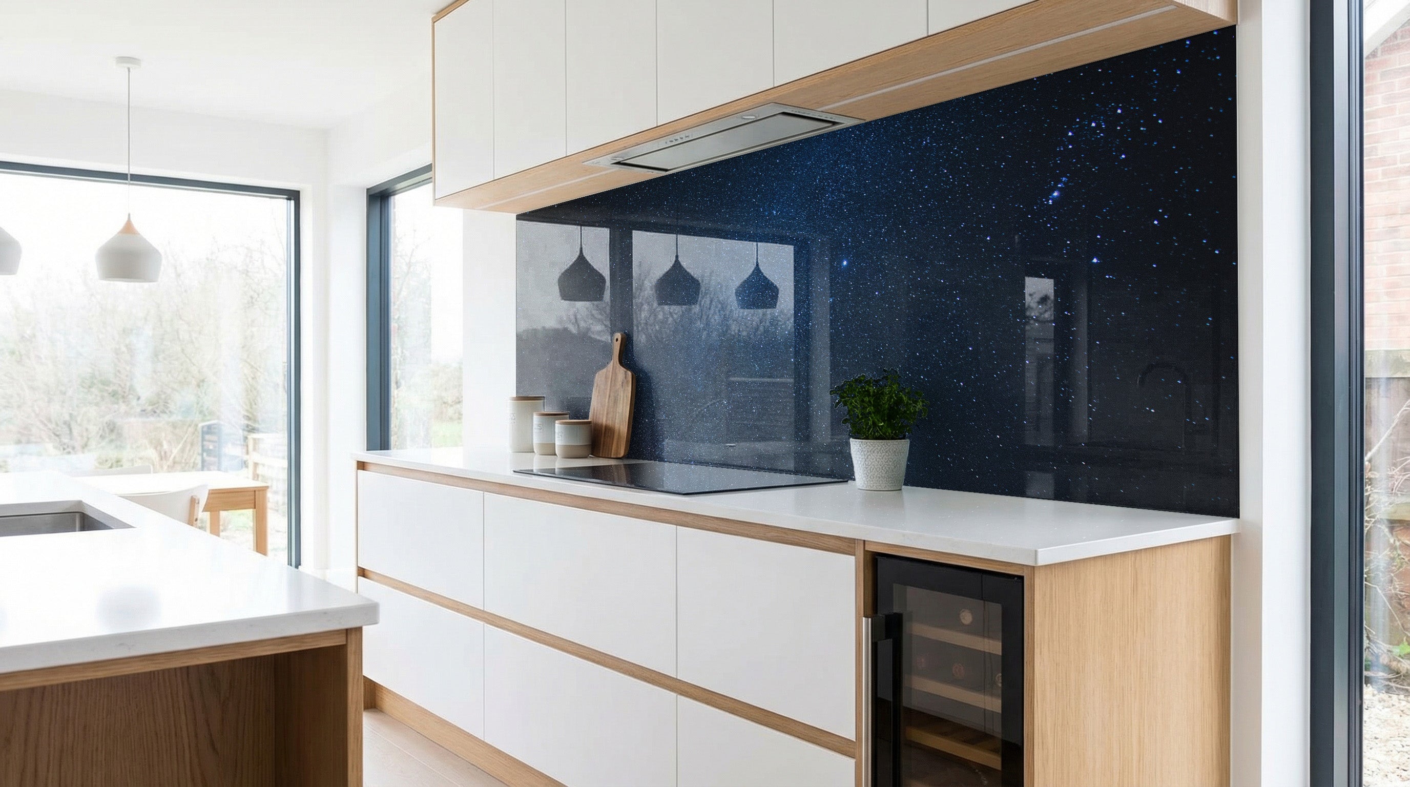 Moderne Küche mit weißen Schränken, Holzakzenten und einer Küchenrückwand von glasposter.com.