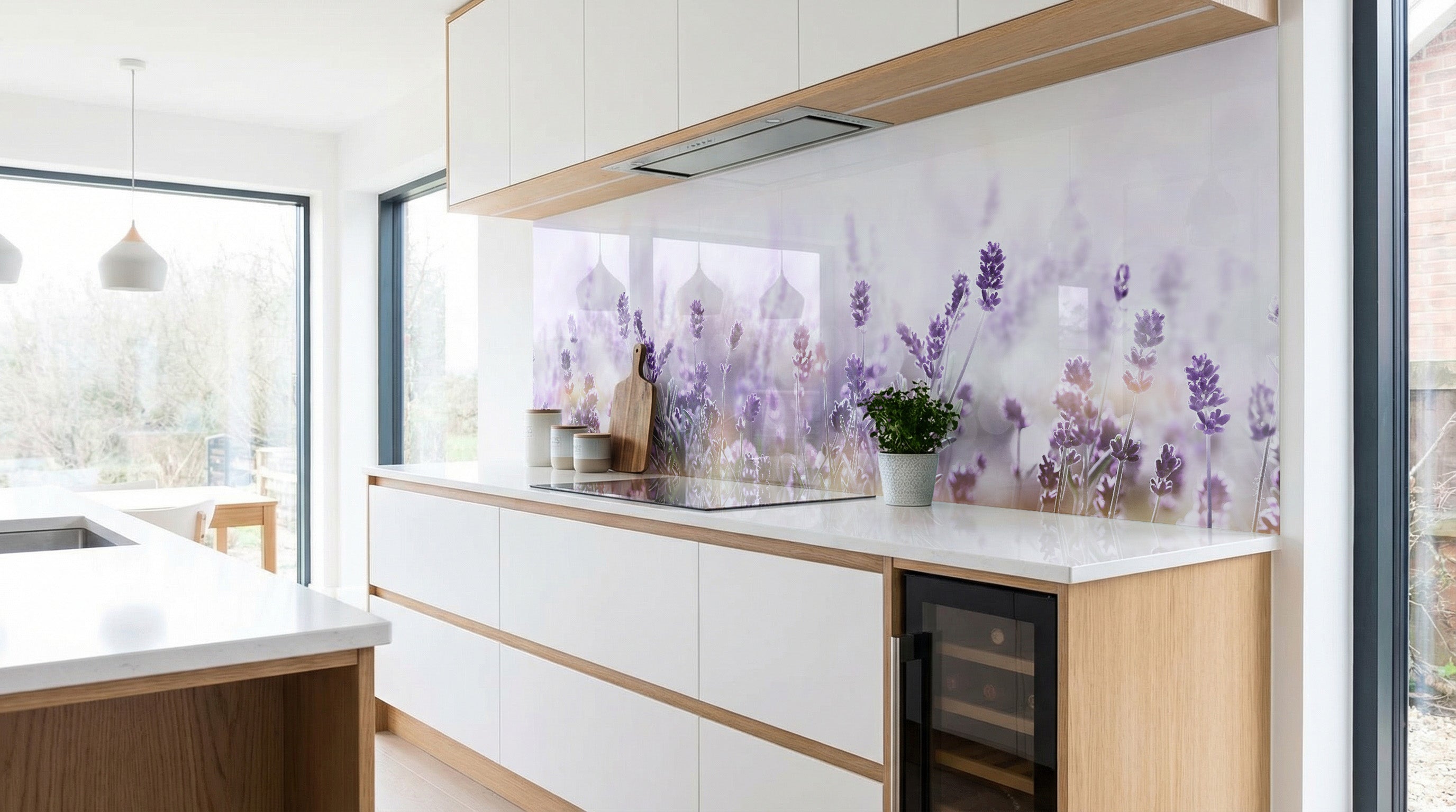Moderne Küche mit weißen Schränken, glasposter.com Küchenrückwand – „Lavendelfeld“ (Aquarell), Weinkühlschrank.