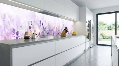 Moderne weiße Küche mit einer Küchenrückwand – „Lavendelfeld“ (Aquarell) von glasposter.com – und Arbeitsplatten aus Beton.