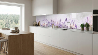 Moderne weiße Küche mit Küchenrückwand – „Lavendelfeld“ (Aquarell) von glasposter.com, Kücheninsel aus Holz, Ansicht.